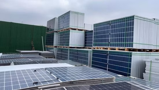 Módulo solar de media celda de fábrica china 500W 550W 600W 650W 700W Panel solar mono con 25 años de garantía para uso doméstico e industrial